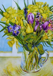 Narcisos y tulipanes en una jarra de vidrio junto a una ventana